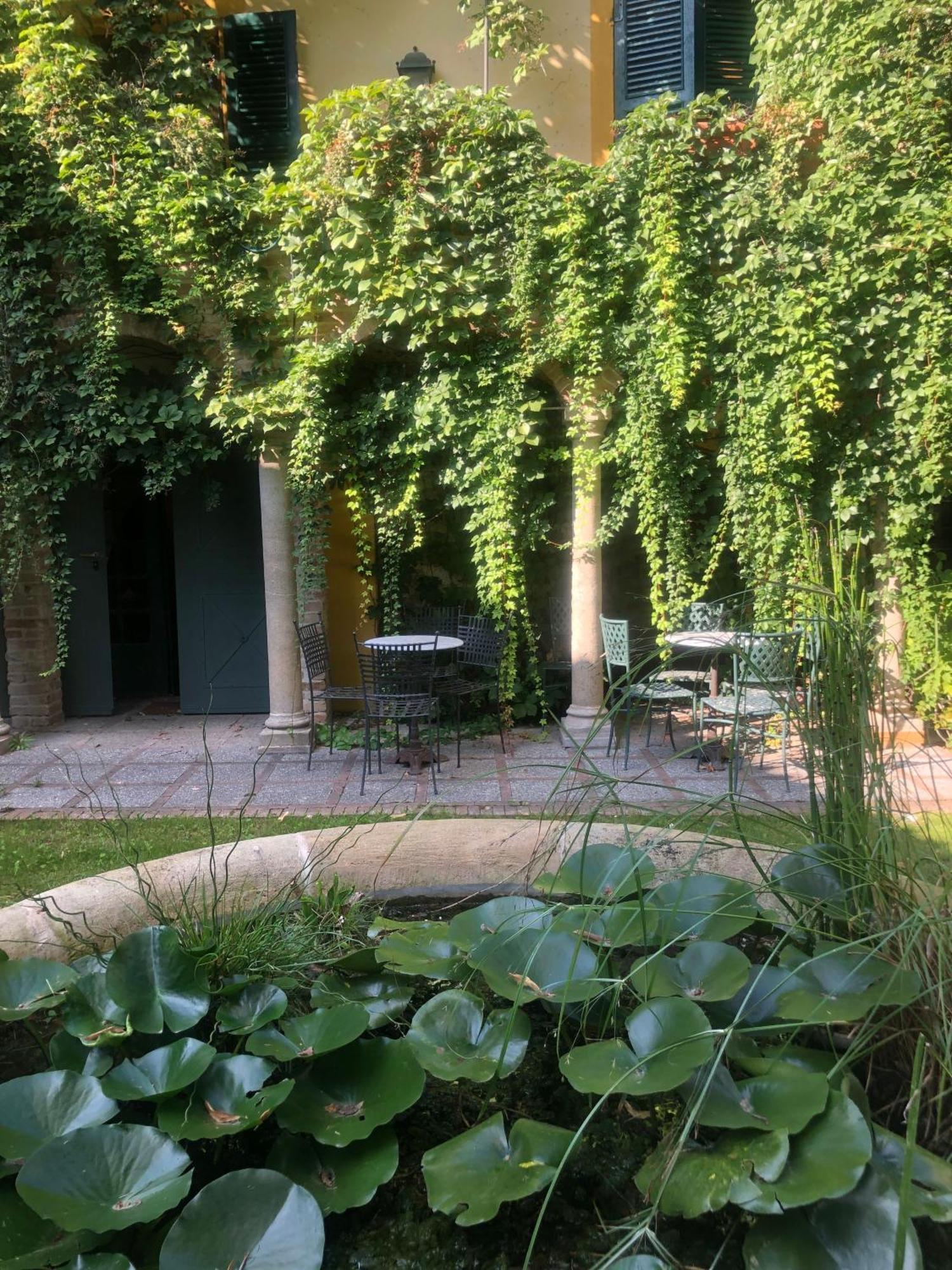 Palazzo Sismonda Bed & Breakfast Corneliano d'Alba Bagian luar foto