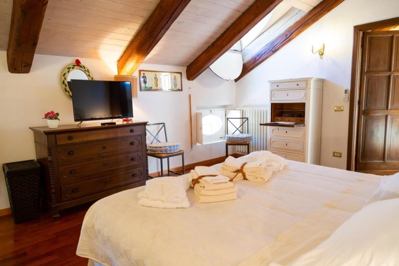 Palazzo Sismonda Bed & Breakfast Corneliano d'Alba Bagian luar foto