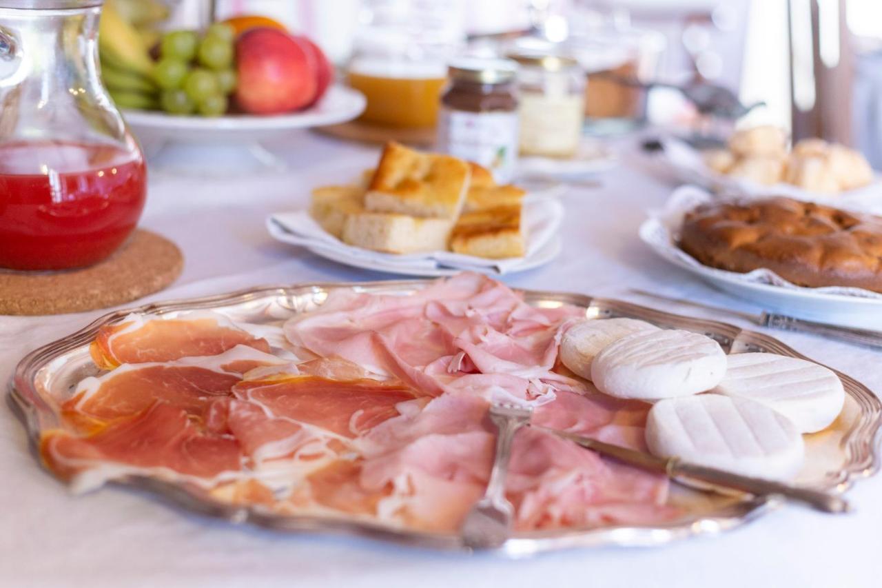 Palazzo Sismonda Bed & Breakfast Corneliano d'Alba Bagian luar foto