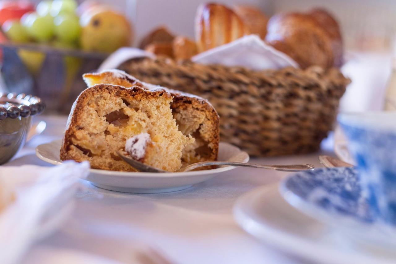 Palazzo Sismonda Bed & Breakfast Corneliano d'Alba Bagian luar foto