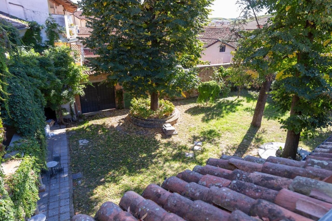 Palazzo Sismonda Bed & Breakfast Corneliano d'Alba Bagian luar foto